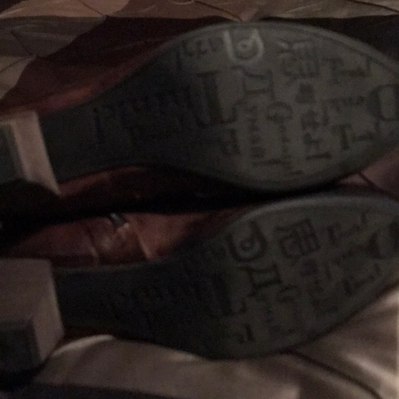 Booths - Picture 2 of 5